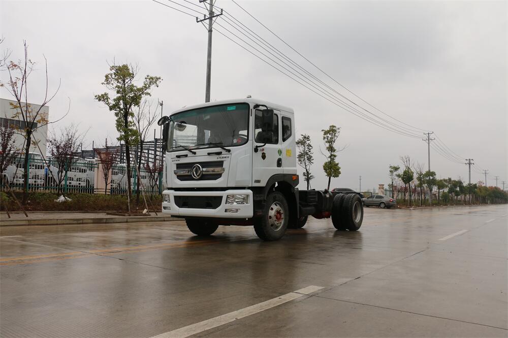 東風(fēng)D9（3950，康明斯210）國(guó)六 內(nèi)飾照片圖